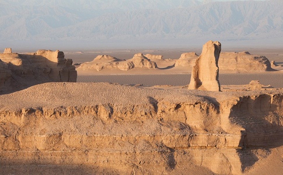 Sa mạc Lut, Iran. Nằm trong khu vực khí hậu cực kỳ khắc nghiệt và hẻo lánh, bao bọc 4 phía bởi các dãy núi và những “kim tự tháp cát” cao nhất thế giới, sa mạc Lut được ghi nhận là vùng đất nóng nhất trên Trái đất với nhiệt độ lên tới 70,6 độ C. Nơi đây  nắng nóng tới mức sữa tươi không thể hỏng bởi vi khuẩn không thể tồn tại và phát triển ở nhiệt độ đó. Vì thế, sa mạc Lut được thừa nhận là vùng đất chết.